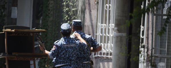 Сотрудники полиции патрулируют в районе Эребуни, где в воскресенье утром  был совершен захват здания ППС в Ереване. - Sputnik Արմենիա