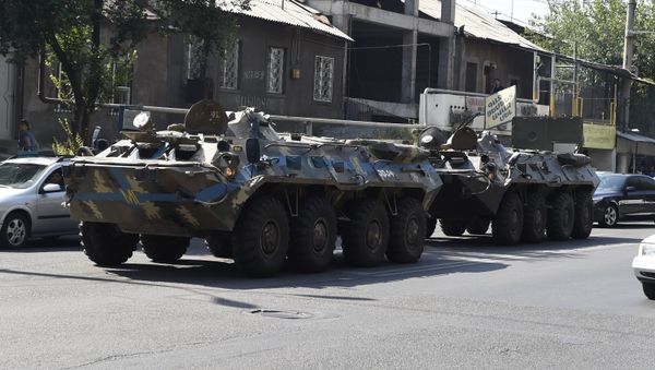 Бронетехника направляется к месту событий в Эребуни - Sputnik Армения