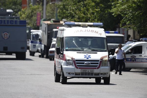 Карета Скорой помощи перевозит раненых в результате захвата здания полиции в Ереване. - Sputnik Армения