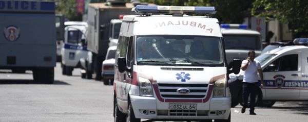 Карета Скорой помощи перевозит раненых в результате захвата здания полиции в Ереване. Карета Скорой помощи перевозит раненых в результате захвата здания полиции в Ереване. - Sputnik Армения