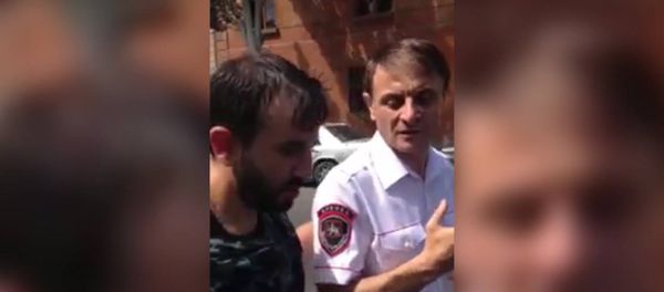 Депутат армянского парламента снял видео внутри захваченного здания полиции - Sputnik Армения