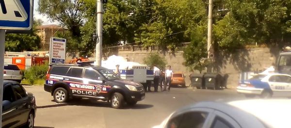 Кольцо оцепления из бронетехники и сил правопорядка - Sputnik Армения