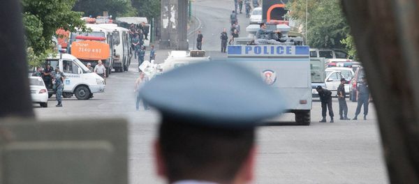 Утро после первой ночи с места захвата здания полиции в Ереване - Sputnik Армения