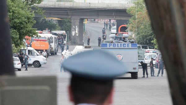 Утро после первой ночи с места захвата здания полиции в Ереване - Sputnik Армения