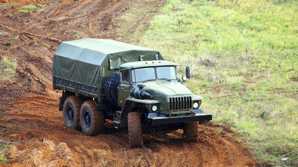 Занятия по экстремальному вождению для российских военнослужащих на высокогорном полигоне в Армении - Sputnik Армения