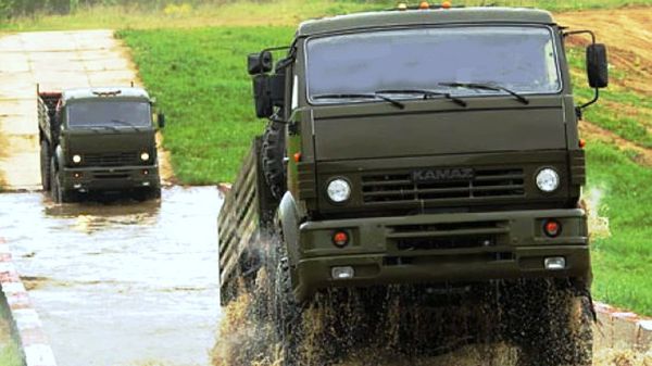 Занятия по экстремальному вождению для российских военнослужащих на высокогорном полигоне в Армении - Sputnik Армения