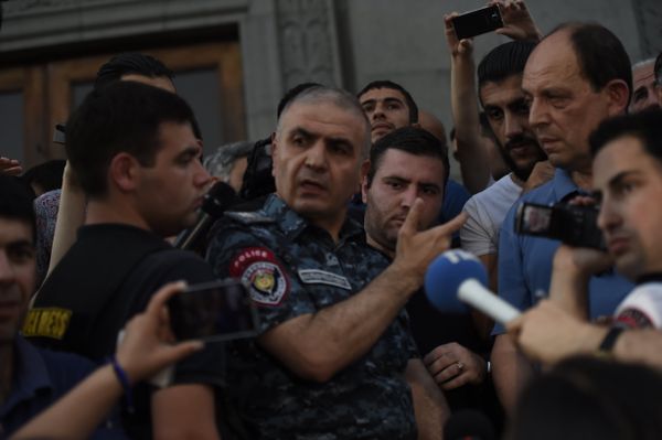Замначальника Полиции Армении Унан Погосян переговаривается с митингующими. Замначальника Полиции Армении Унан Погосян переговаривается с митингующими. - Sputnik Армения