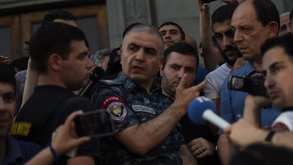 Замначальника Полиции Армении Унан Погосян переговаривается с митингующими. - Sputnik Արմենիա