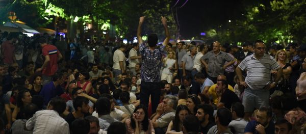 Митингующие в Ереване устроили сидячую акцию - Sputnik Արմենիա