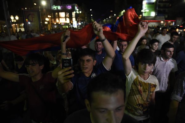 Шествие участников акции протеста в Ереване - Sputnik Армения