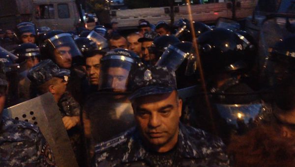 Ситуация у здания захваченного полка в Ереване - Sputnik Армения