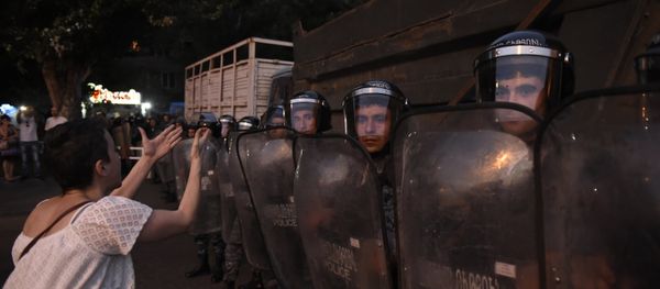 Демонстранты в районе захваченного здания полиции в Ереване Демонстранты в районе захваченного здания полиции в Ереване - Sputnik Армения