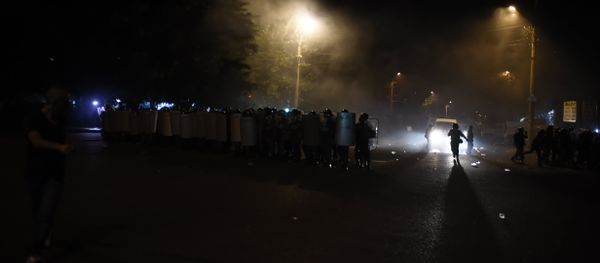 Столкновение полиции и демонстрантов в Ереване Столкновение полиции и демонстрантов в Ереване - Sputnik Армения