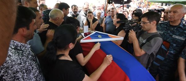 В Ереване простились с убитым при захвате здания полиции полковником - Sputnik Армения
