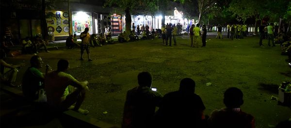 Митинг на территории захваченного здания полка ППС Митинг на территории захваченного здания полка ППС - Sputnik Армения