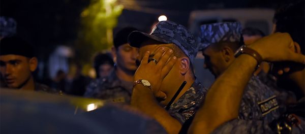 Митинг на территории захваченного здания полка ППС Митинг на территории захваченного здания полка ППС - Sputnik Армения