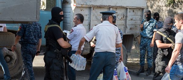 Члены вооруженной группы, захватившей здание полка ППС в Ереване - Sputnik Արմենիա