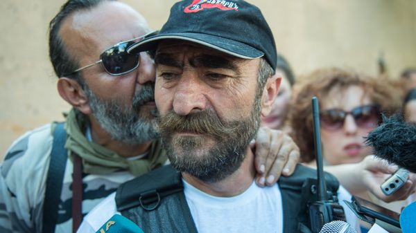 Члены вооруженной группы, захватившей здание полка ППС в Ереване. Павлик Манукян - Sputnik Армения