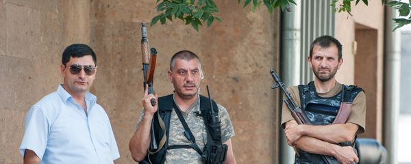 Члены вооруженной группы, захватившей здание полка ППС в Ереване Члены вооруженной группы, захватившей здание полка ППС в Ереване - Sputnik Армения