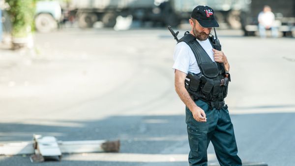 Члены вооруженной группы, захватившей здание полка ППС в Ереване. Павлик Манукян - Sputnik Армения