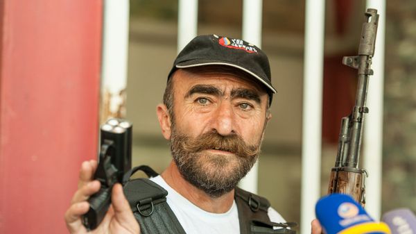Члены вооруженной группы, захватившей здание полка ППС в Ереване. Павлик Манукян - Sputnik Армения