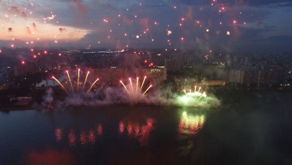 СПУТНИК_Грандиозное шоу фейерверков на фестивале Ростех в Москве. Съемка с дрона - Sputnik Армения