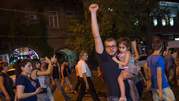 Шествие участников акции протеста в Ереване Шествие участников акции протеста в Ереване - Sputnik Армения