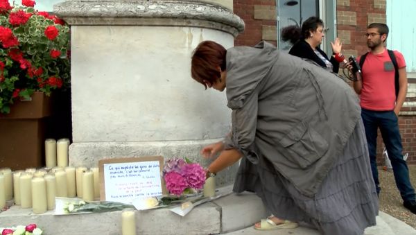 СПУТНИК_Теракт в пригороде Руаны: мемориал из свечей и обращение к нации Олланда - Sputnik Армения