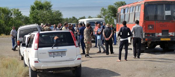 Акция протеста на дороге Цапатах-Арегуни в Варденисе Акция протеста на дороге Цапатах-Арегуни в Варденисе - Sputnik Армения