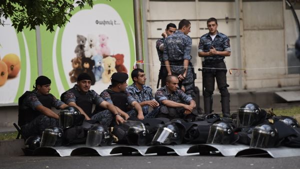 Ситуация на улице Хоренаци, у территории захваченного здания полка ППС - Sputnik Արմենիա