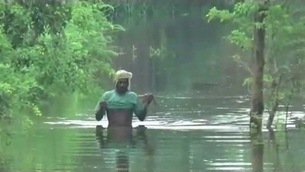 СПУТНИК_По пояс в воде и на самодельных плотах - последствия наводнения в Индии - Sputnik Армения