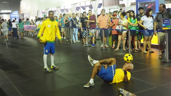 Двойник Роналдиньо рядом с олимпийским Megastore Rio 2016 - Sputnik Армения