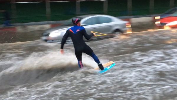 Спутник_Водные виды спорта на улицах Москвы - как развлекаются россияне в непогоду - Sputnik Армения