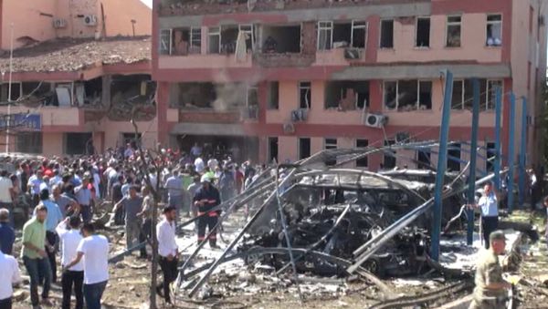 СПУТНИК_Взрыв произошел у полицейского участка на востоке Турции. Кадры с места ЧП - Sputnik Армения