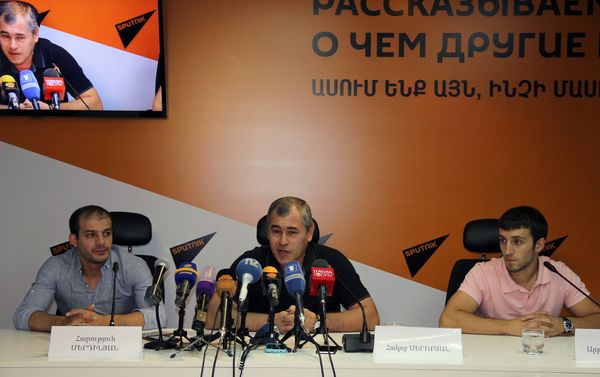 Հարություն Մերդինյանը, Արթուր Դավթյանը և մարզիչ Հակոբ Սերոբյանը - Sputnik Արմենիա