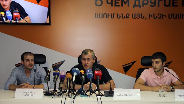Гимнасты Арутюн Мердинян и Артур Давтян с тренером Акопом Серобяном - Sputnik Արմենիա