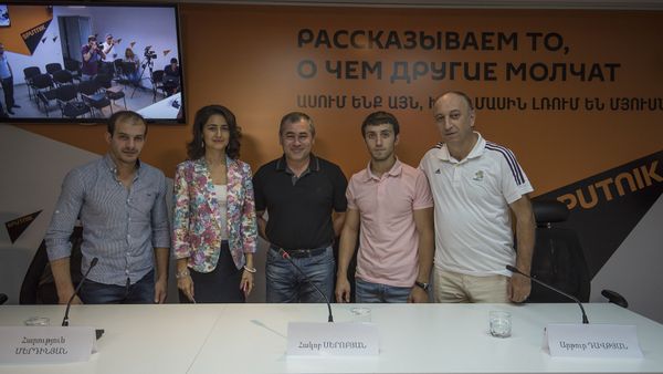 Сборная Армении по гимнастике в пресс-центре Sputnik Армения. Арутюн Мердинян, Акоп Серобян и Артур Давтян с Асмик Саакян и Хачиком Чахояном - Sputnik Արմենիա