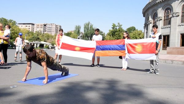 Манвел Мамоян попытался установить рекорд Гиннеса и посвятить его памяти погибших в четырехдневной войне - Sputnik Армения