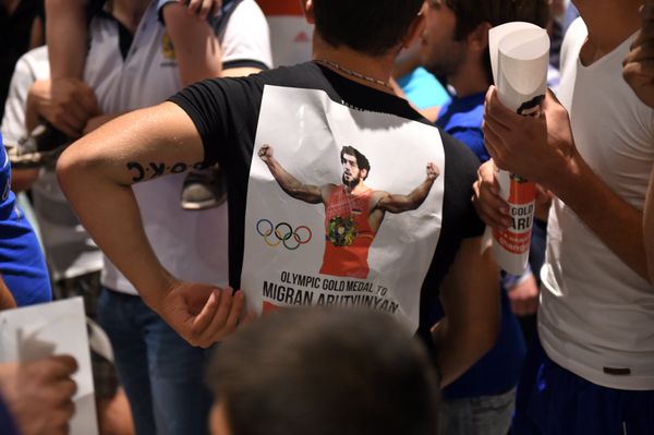 Армянские болельщики собираются в аэропорту Звартноц, чтобы встретить своих Олимпийских призеров - Sputnik Армения