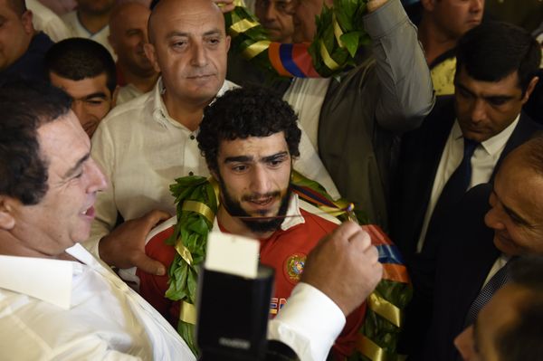 Президент НОК РА Гагик Царукян наградил олимпийского вице-чемпиона Миграна Арутюняна золотой медалью - Sputnik Армения