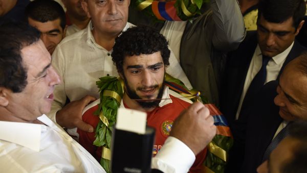 Президент НОК РА Гагик Царукян наградил олимпийского вице-чемпиона Миграна Арутюняна золотой медалью - Sputnik Армения
