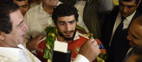 Президент НОК РА Гагик Царукян наградил олимпийского вице-чемпиона Миграна Арутюняна золотой медалью - Sputnik Արմենիա