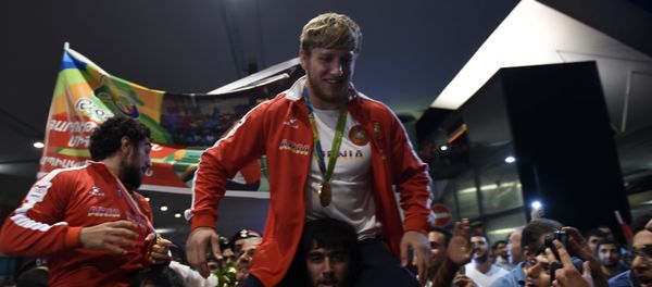 Олимпийского чемпиона Артура Алексаняна и вице-чемпиона Миграна Арутюняна встретили в аэропорту Звартноц - Sputnik Արմենիա