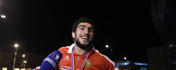 Олимпийского вице-чемпиона Миграна Арутюняна встретили в аэропорту Звартноц - Sputnik Армения