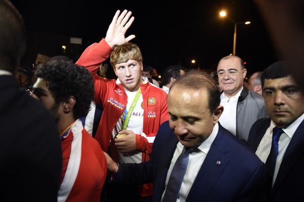 Олимпийский вице-чемпион Мигран Арутюнян, олимпийский чемпион Артур Алексанян и премьер-министр Армении Овик Абраамян и мэр города Гюмри Самвел Баласанян - Sputnik Армения