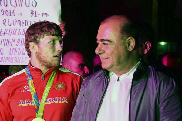 Олимпийский чемпион Артур Алексанян и мэр города Гюмри Самвел Баласанян - Sputnik Армения