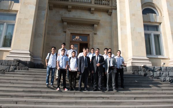 Լևոն Մկրտչյանը միջազային օլիմպիադաների մասնակիցների հետ - Sputnik Արմենիա