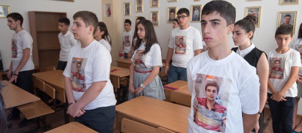 Первое сентября. На майках учеников фото павшего в четырехдневной войне Адама Саакяна - Sputnik Армения