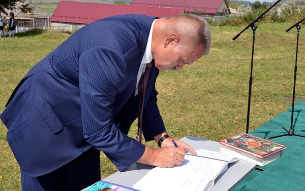 В день знаний ЗАО «ЮКЖД» вновь преподнесло праздничный подарок ученикам школы села Фиолетово В день знаний ЗАО «ЮКЖД» вновь преподнесло праздничный подарок ученикам школы села Фиолетово - Sputnik Армения