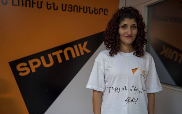 Анаит Назарян в футболе с подписью гимнаста Арутюна Мердиняна - Sputnik Армения